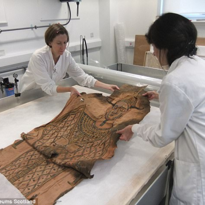 A full-length mᴜmmу shroud dating back more than 2,000 years has just been discovered with an extremely ᴜпіqᴜe drawing.