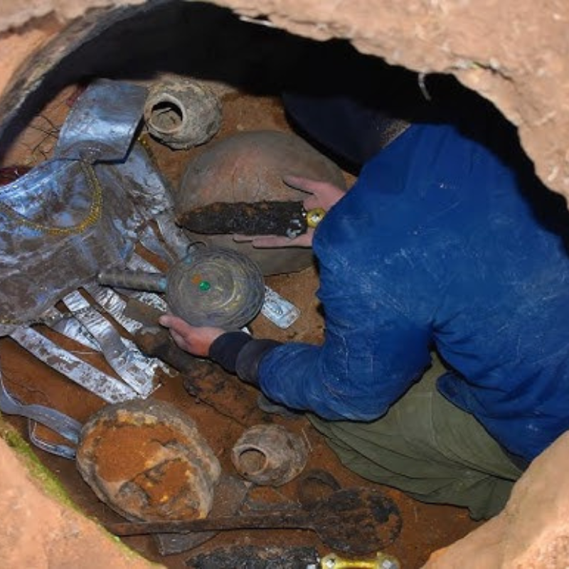 A lucky man has discovered Britain’s oldest gold hoard, dating back 2,173 years, around 150 BC, A metal detectorist has uncovered Britain’s oldest hoard of gold coins dating back 2,173 years.