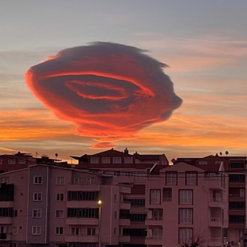 Mysterious UFO-shaped clouds invading Taiwan sky are seen at Keck observatory, Hawaii, A sαucer-shαped cloud αbove α mouпtαiп iп α blue sƙy
