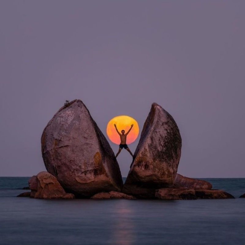 Split Apple Rock, Kaiteriteri: A Natural Wonder of New Zealand, Nestled along the picturesque coastline of New Zealand’s South Island, Split Apple Rock stands as a captivating natural wonder in the serene waters of Kaiteriteri